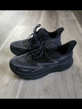 Hoka Men's Clifton 9 Triple Black Size 8D.